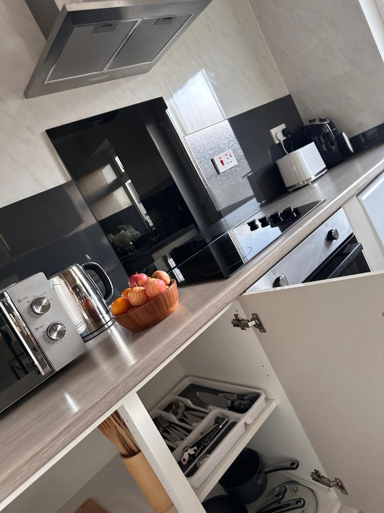 Ocean Village Marina 2 Bedroom Apartment With Balcony! Southampton Eksteriør billede
