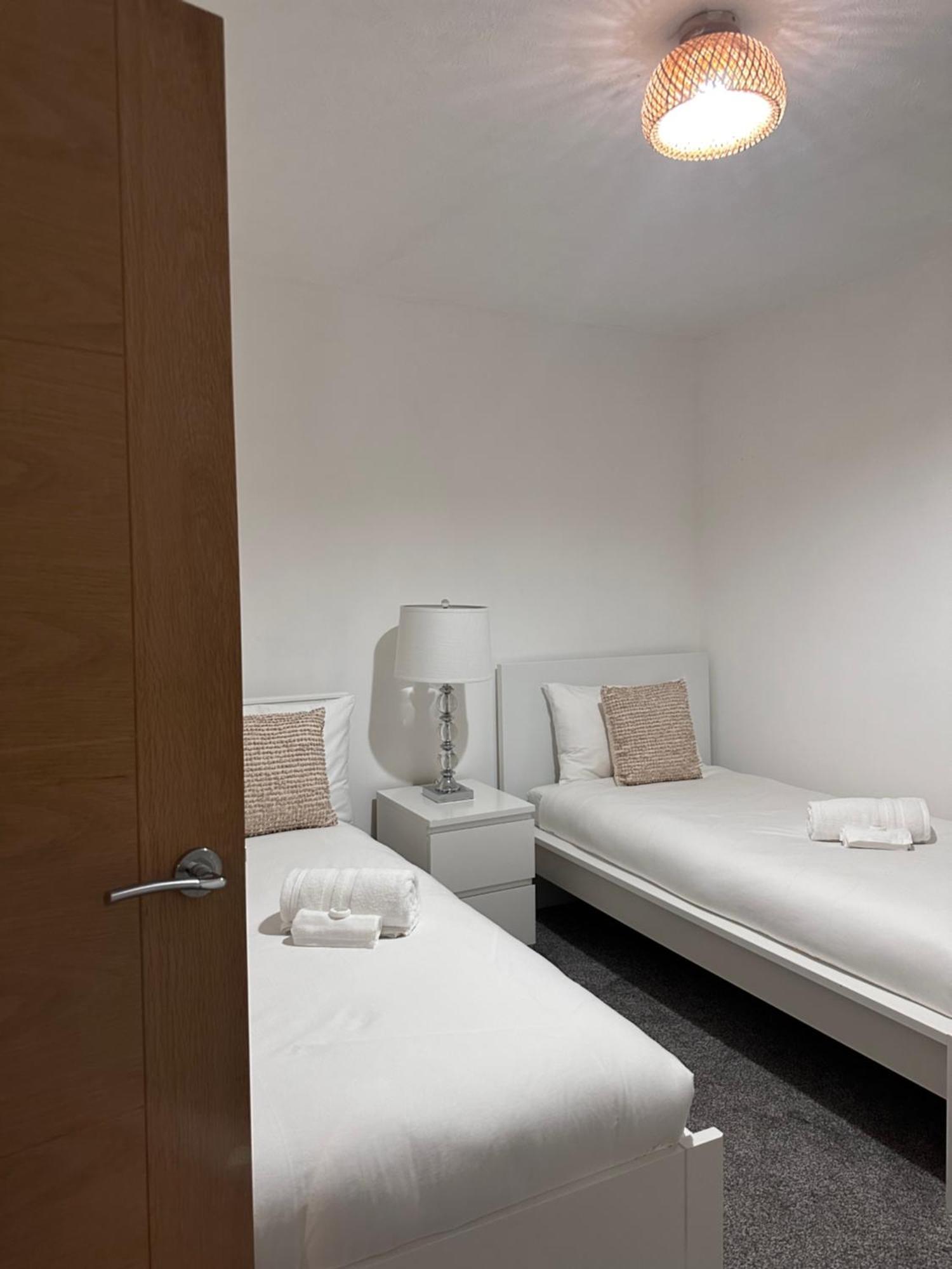 Ocean Village Marina 2 Bedroom Apartment With Balcony! Southampton Eksteriør billede